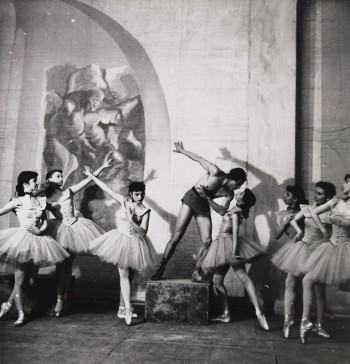 Au-centre-Serge-Lifar-la-Statue-et-Josette-Clavier-la-Danseuse-de-Degas-Fonds-Serge-Lifar-Photo-B.M.-Bernand-1949