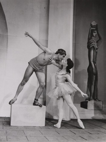 Serge-Lifar-la-Statue-et-Solange-Schwarz-la-Danseuse-de-Degas-Fonds-Serge-Lifar-Photo-Boris-Lipnitzki-Roger-Viollet-1940