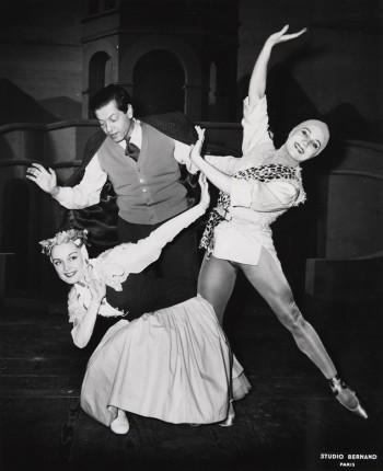 De-gauche-a-droite-Josette-Amiel-une-Bergere-Serge-Lifar-et-Micheline-Grimoin-un-Berger-lors-dune-repetition-Fonds-Serge-Lifar-Photo-Studio-Bernand-1957