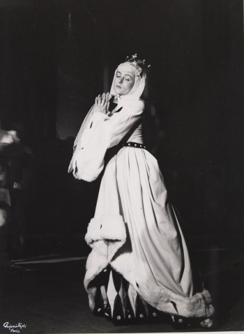 Yvette-Chauvire-dans-le-role-de-la-noble-Dame-Fonds-Serge-Lifar-Photo-Boris-Lipnitzki-Roger-Viollet-1941