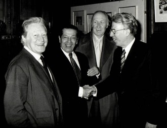 1-Maurice-Druon-Serge-Lifar-Yves-Brayer-et-Georges-Le-Roder-Yves-Brayer-Graveur-à-la-Bibliothèque-Nationale-en-décembre-1977