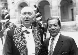 1-Yves-Brayer-et-Serge-Lifar-dans-la-cour-de-lInstitut-de-France-25-juin-1974