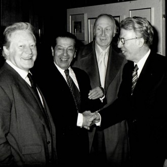 1-Maurice-Druon-Serge-Lifar-Yves-Brayer-et-Georges-Le-Roder-Yves-Brayer-Graveur-à-la-Bibliothèque-Nationale-en-décembre-1977