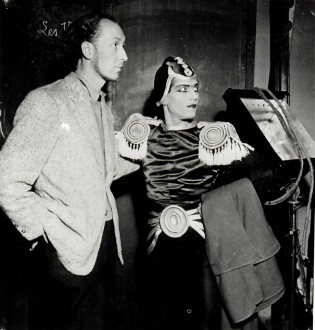1-Yves-Brayer-et-Serge-Lifar-dans-le-costume-de-Joan-de-Zarissa-Opéra-de-Paris-1942